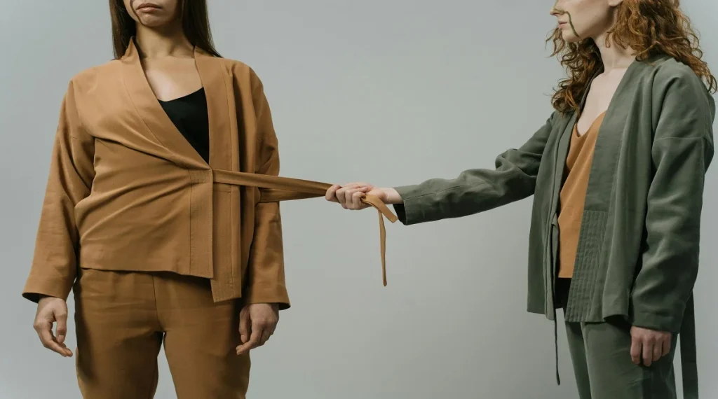 fashion trends featuring relaxed tailoring in wearable everyday outfits