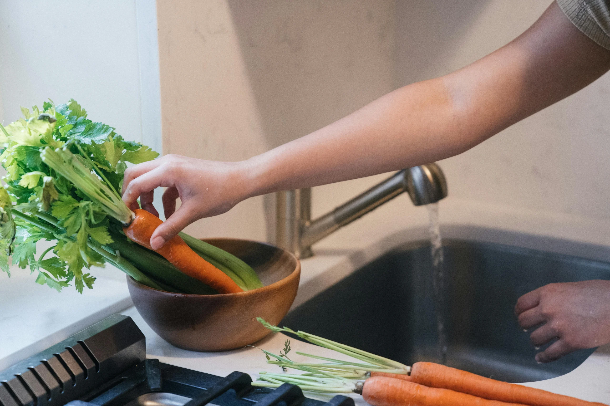lifestyle tips for simple meals and organized daily habits in the kitchen