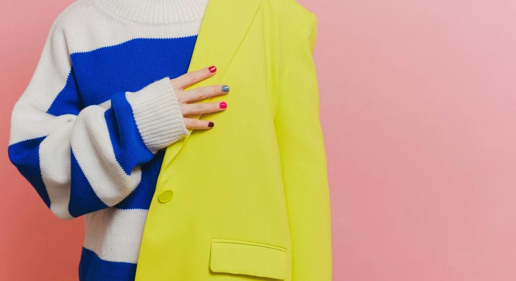 Woman wearing mismatched outfit with clashing colors
