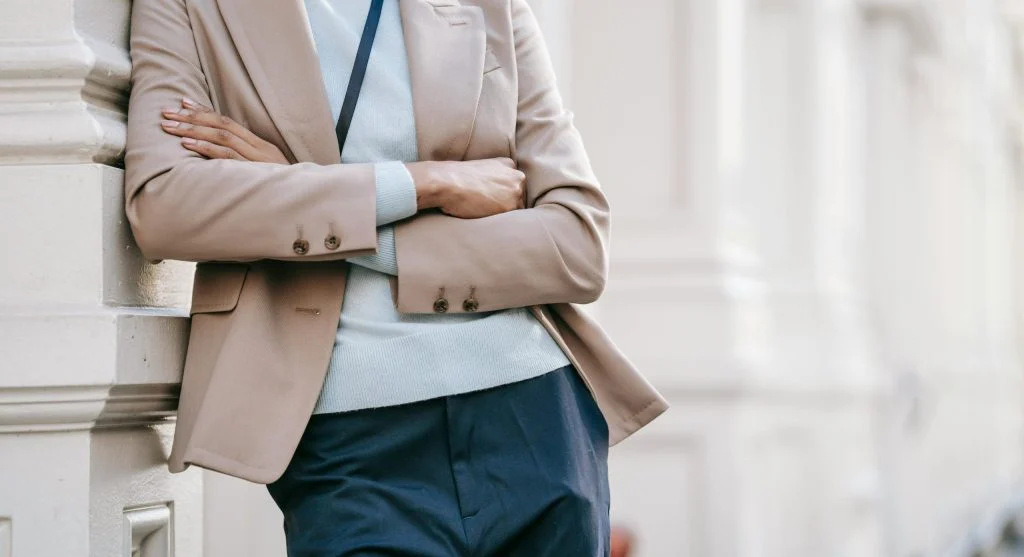 Man wearing a light blazer over a casual outfit