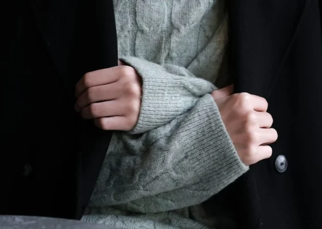 Why Texture Contrast Often Makes Simple Everyday Outfits Look More Finished