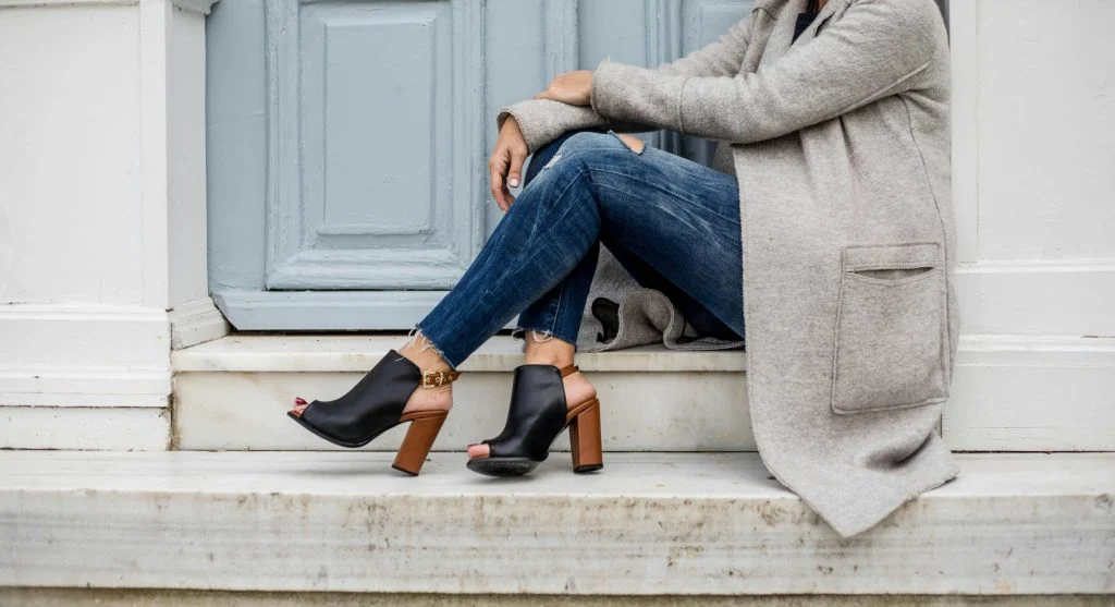 Outfit errors caused by shoe choices that change the tone of a simple look