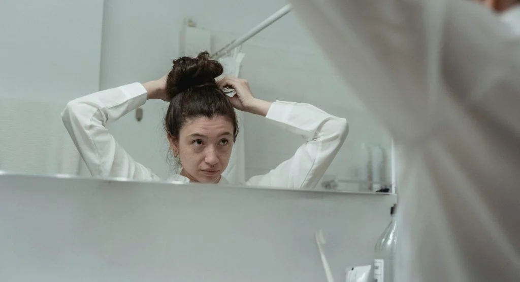 Quick midday hair fix as part of a 5-minute freshen-up routine