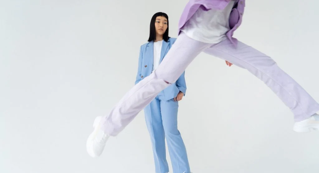 Low-contrast outfit completed with shoes that stay in the same soft color family