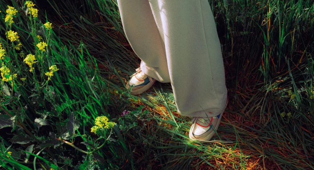Shoe choice changing the final balance of a shoulder-to-shoe outfit line