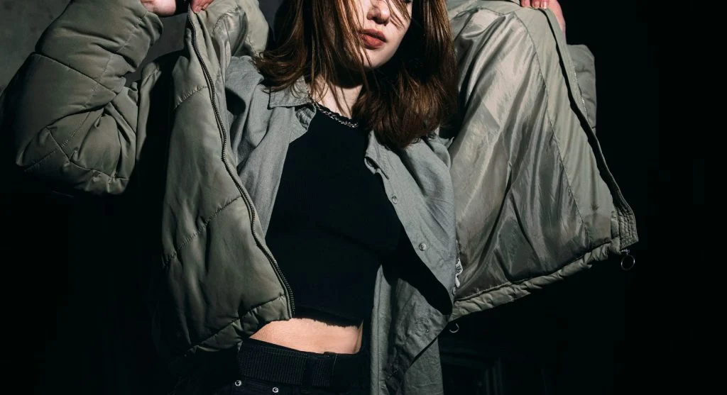 Why One Light Contrast Layer Can Make Warm-Season Outfits Look More Deliberate