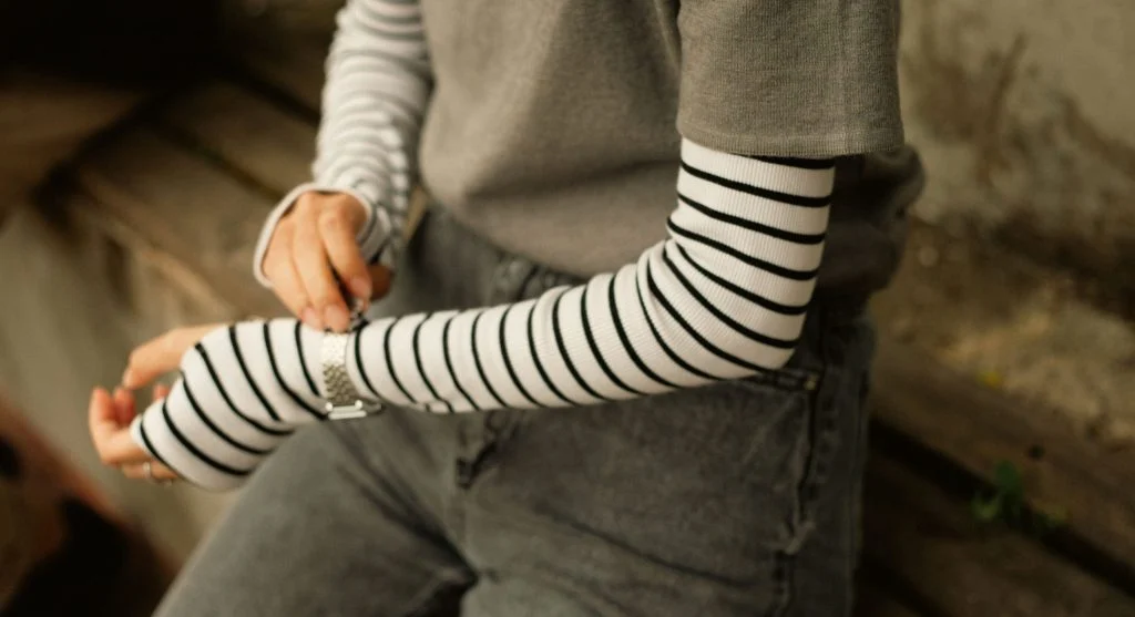 Reliable sleeve shape improving layering under everyday outer pieces