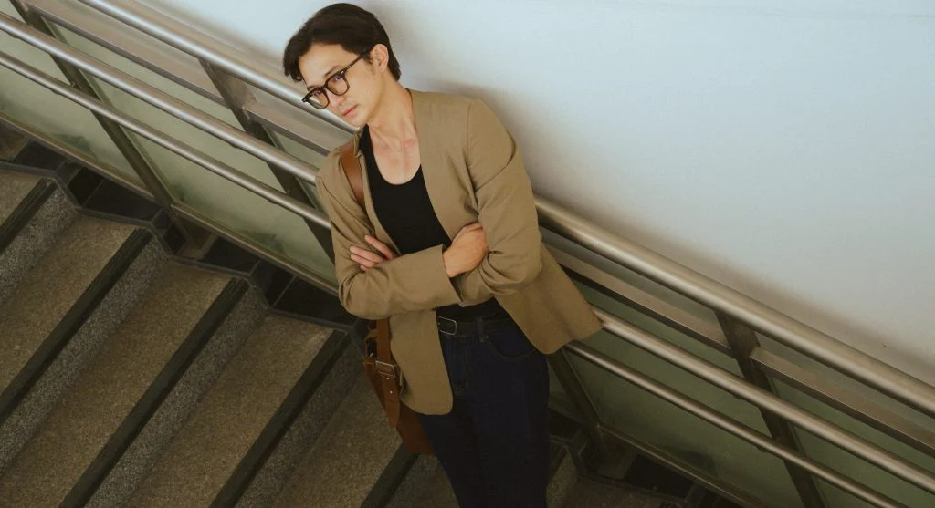 Softer shoulder structure compared with a sharper tailored shoulder in an everyday outfit