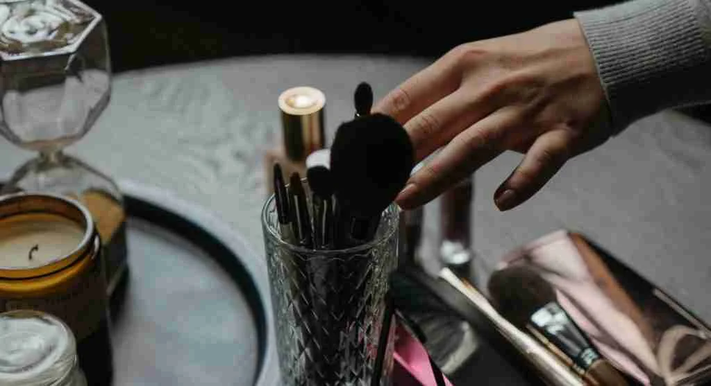 Steady hand-level routine compared with a less organized and more distracting grooming setup