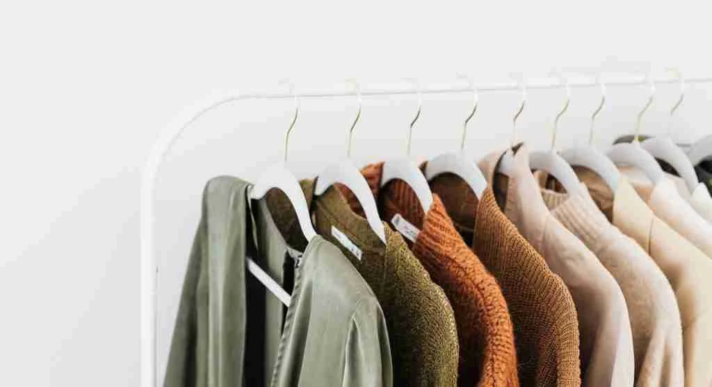 Repeat-ready outfit corner compared with a more mixed and less practical closet arrangement