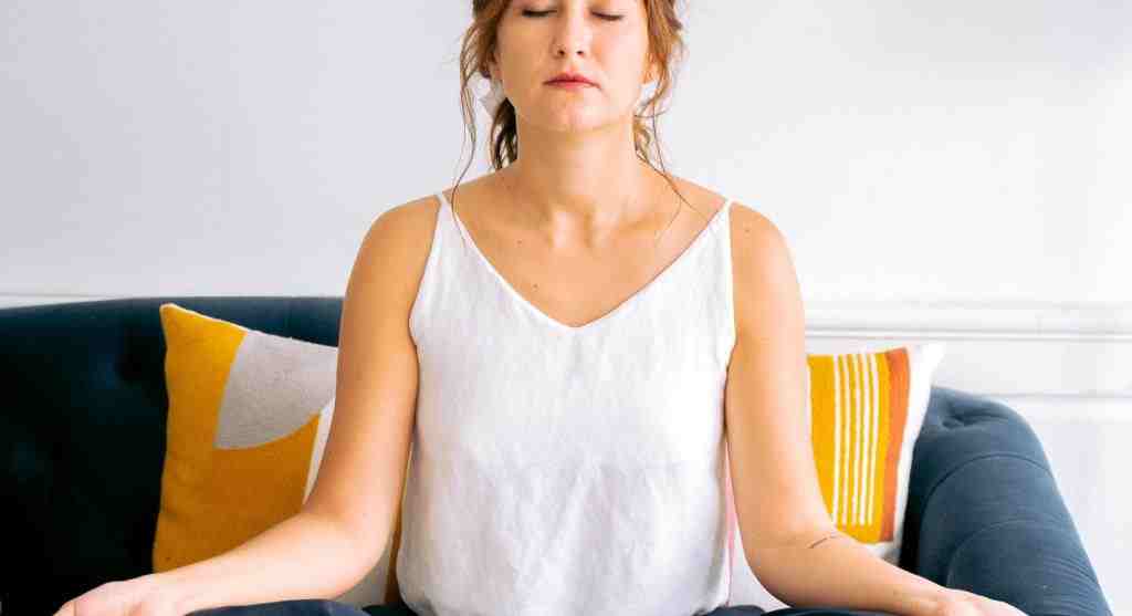 Why One Quiet Outfit Pause Point Can Make Simple Daily Dressing Feel More Balanced and Less Rushed