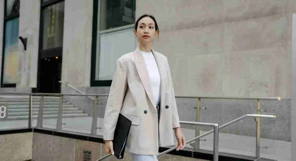 Why One Clear Visual Weight Pattern Can Make Everyday Outfits Feel More Balanced and Easier to Trust