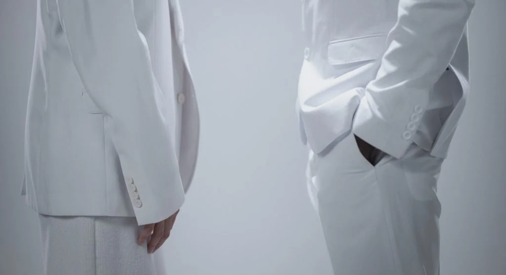 Different styling methods creating a stable visual center in simple everyday outfits