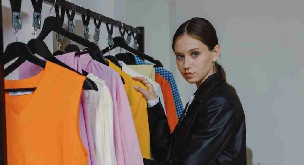 Outfit shortcut repeated across several looks compared with more varied finishing choices