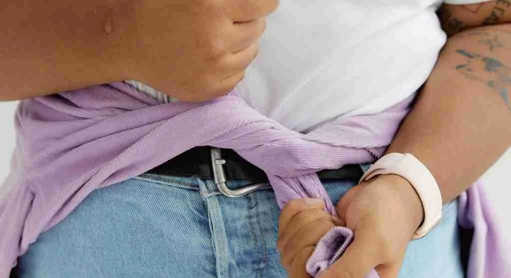 Softer waist emphasis created through different everyday styling methods