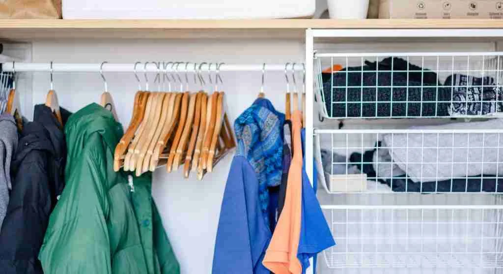 Why One Small Low-Effort Outfit Rail Can Make Weekday Dressing Feel More Stable and Less Repetitive